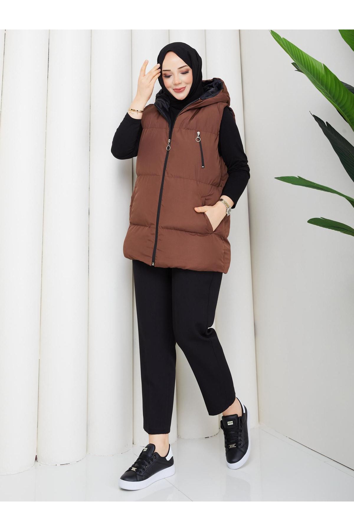 Kadın Fermuarlı Cepli Kapşonlu Kahve Şişme Yelek