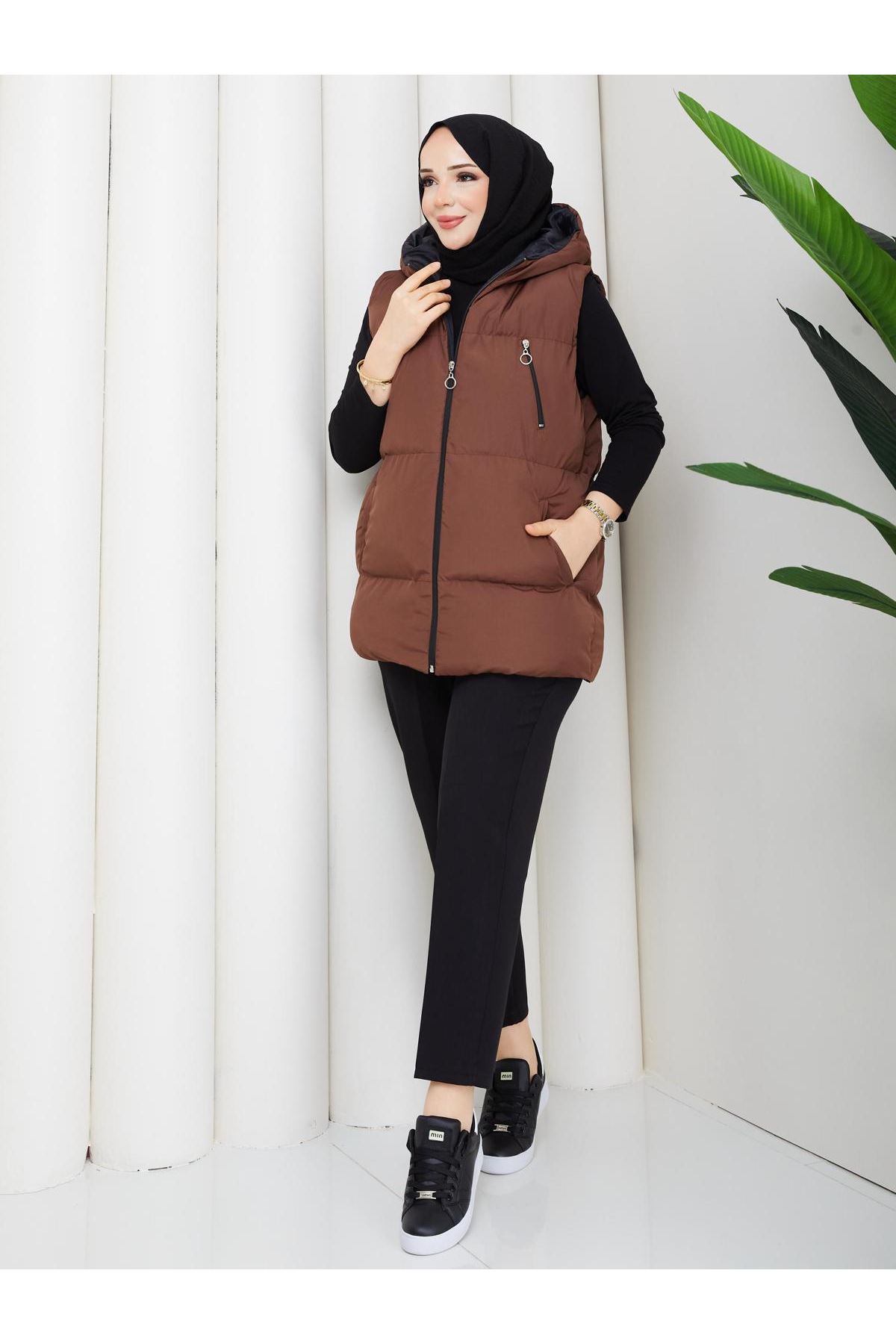 Kadın Fermuarlı Cepli Kapşonlu Kahve Şişme Yelek