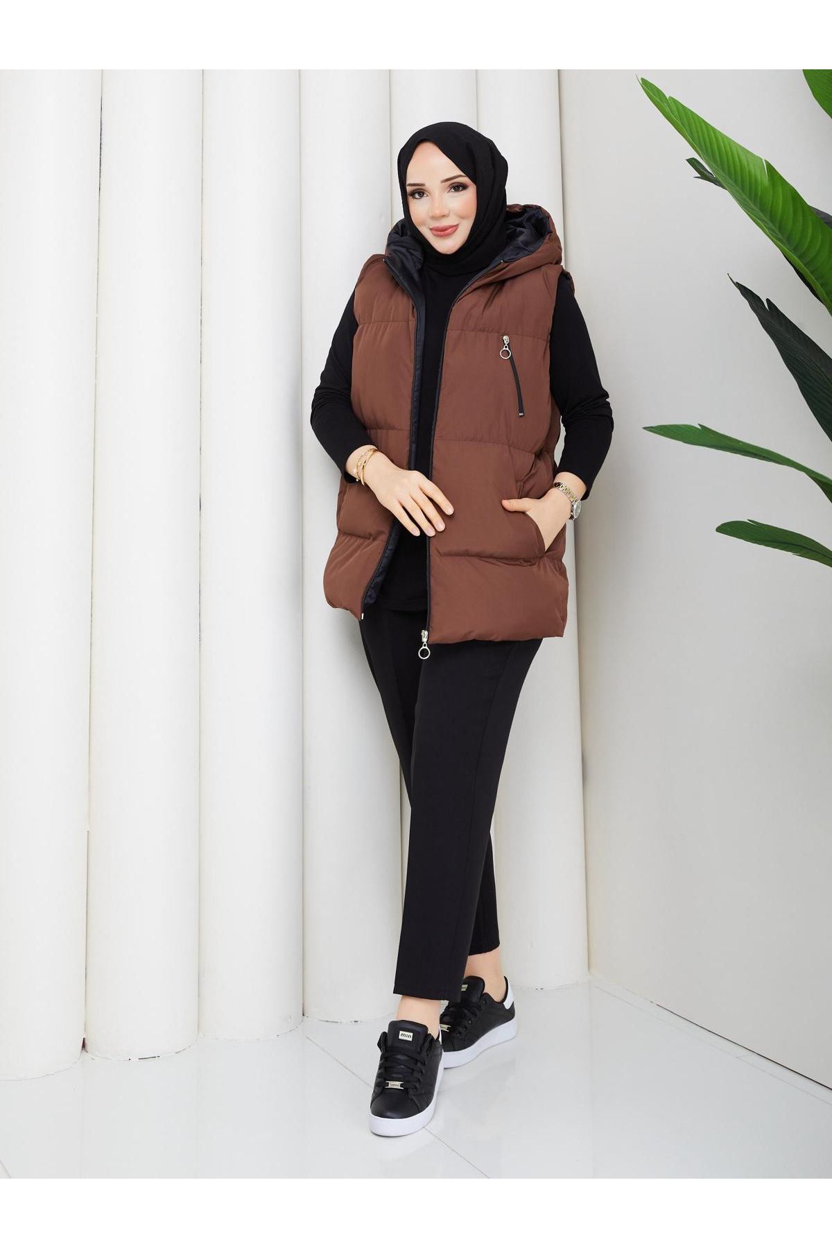 Kadın Fermuarlı Cepli Kapşonlu Kahve Şişme Yelek