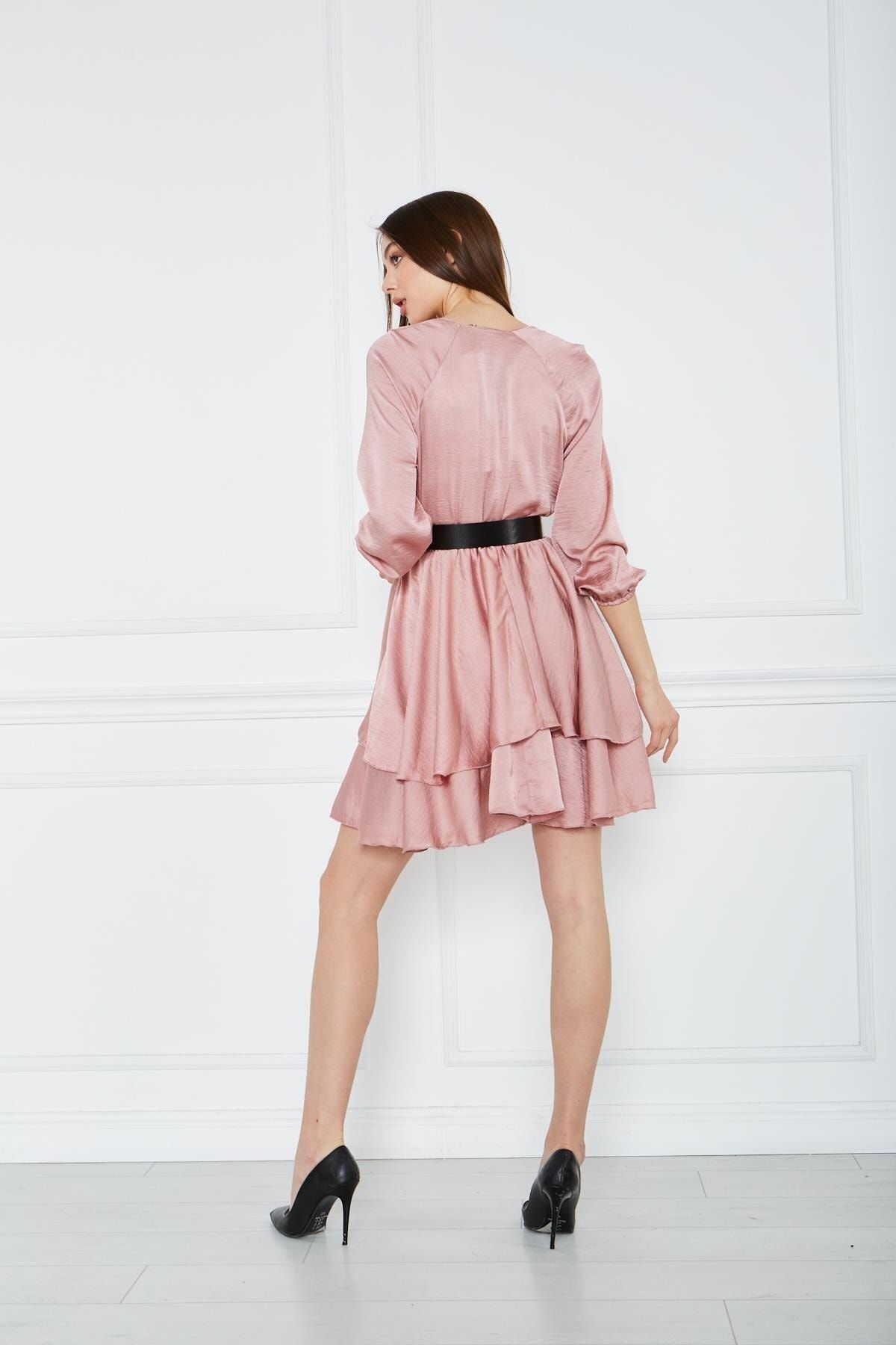 Kadın Kruvaze Yaka Volanlı Beli ve Kolu Lastikli Saten Kısa Elbise