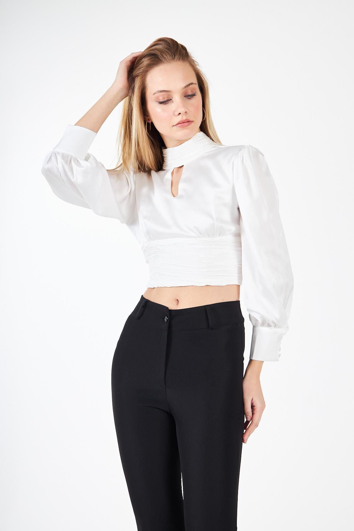 Kadın Sırt Dekolteli Büzgülü Beyaz Saten Bluz