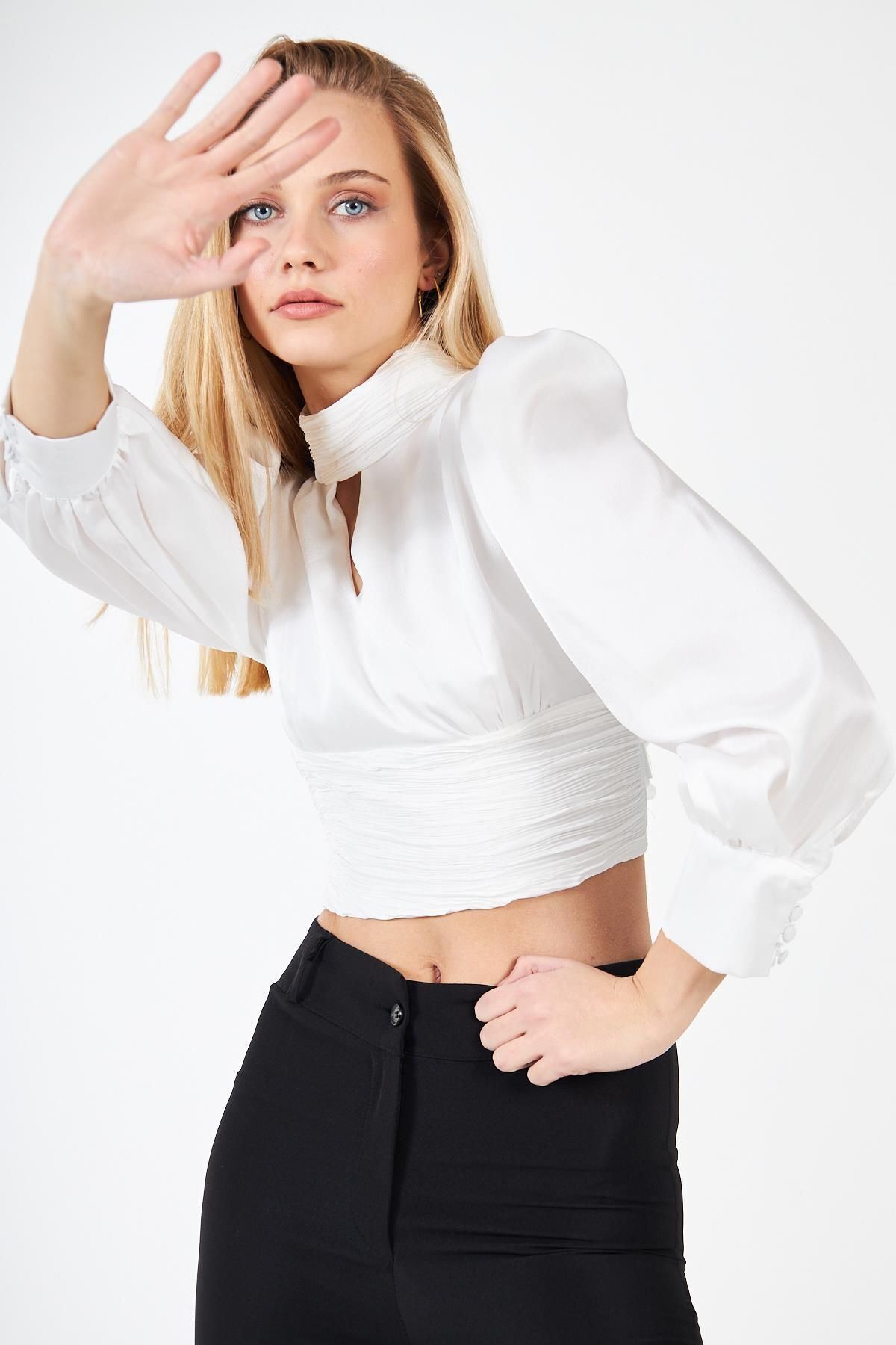 Kadın Sırt Dekolteli Büzgülü Beyaz Saten Bluz