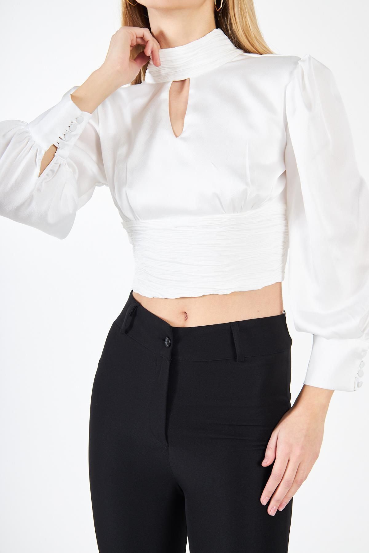 Kadın Sırt Dekolteli Büzgülü Beyaz Saten Bluz