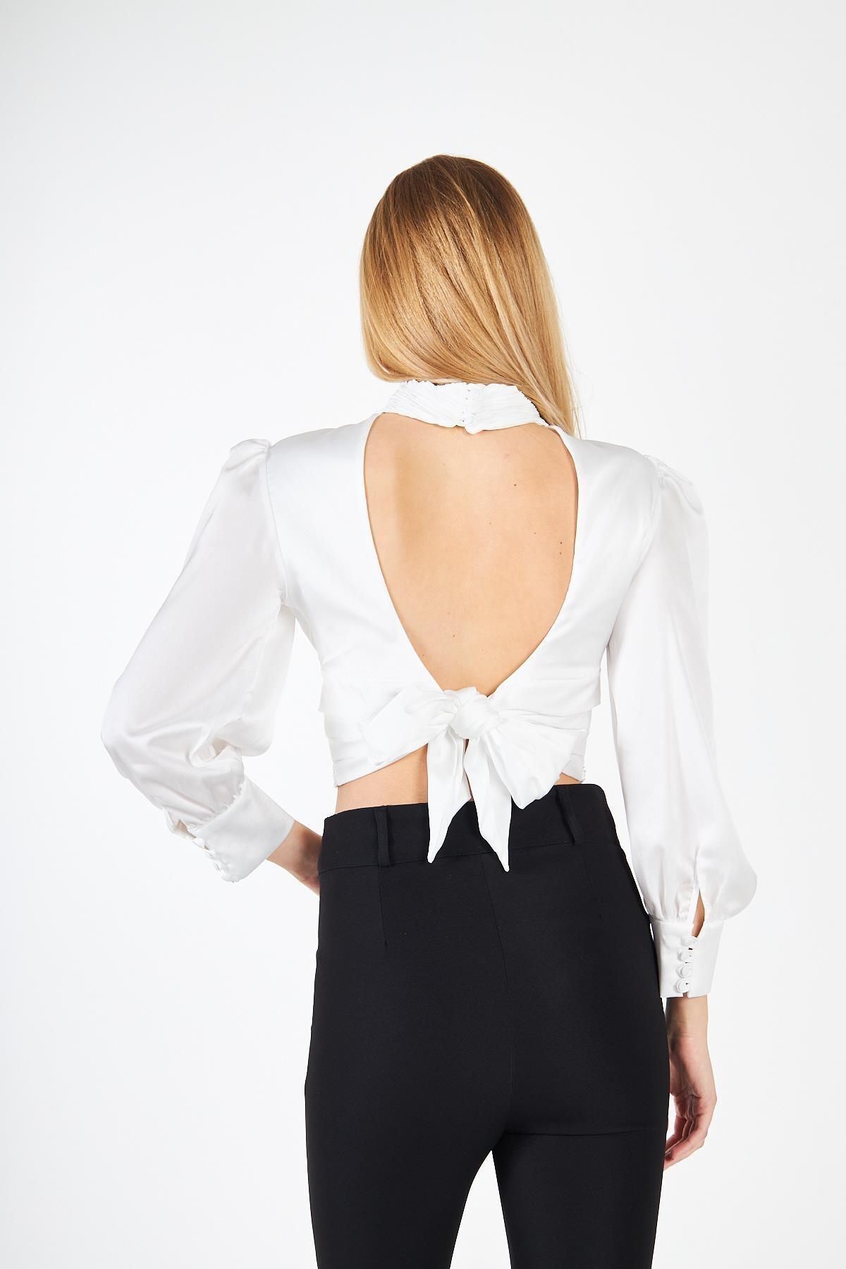 Kadın Sırt Dekolteli Büzgülü Beyaz Saten Bluz