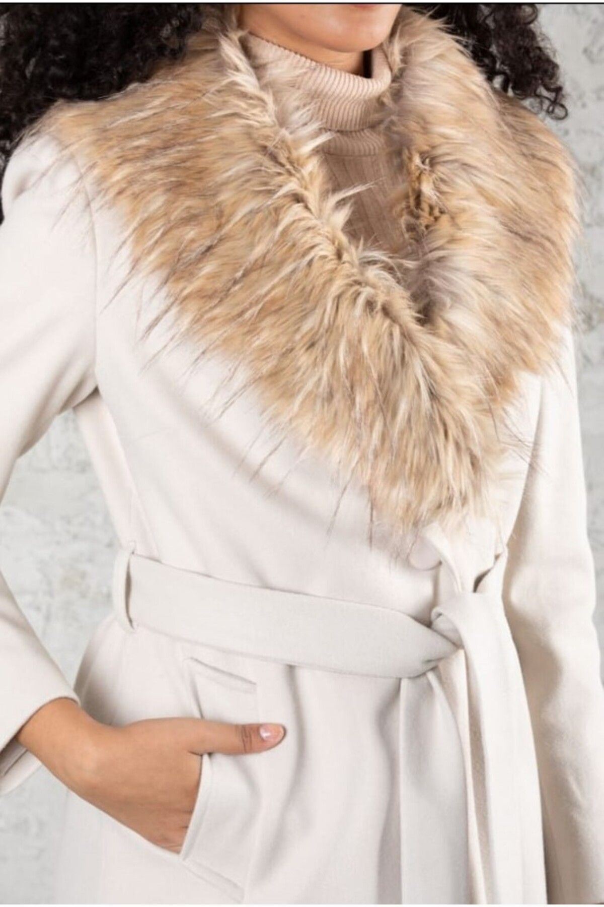 Kadın Şık Kürk Yaka Kuşaklı Astarlı Krem Kaşe Kaban