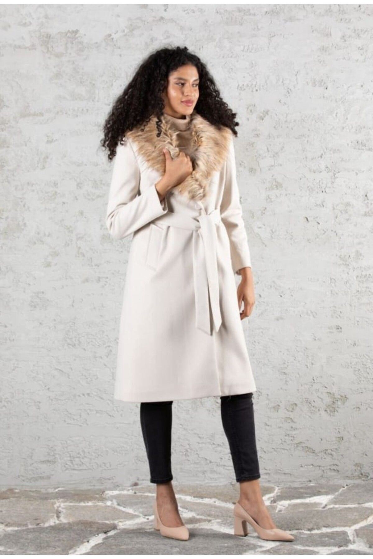 Kadın Şık Kürk Yaka Kuşaklı Astarlı Krem Kaşe Kaban