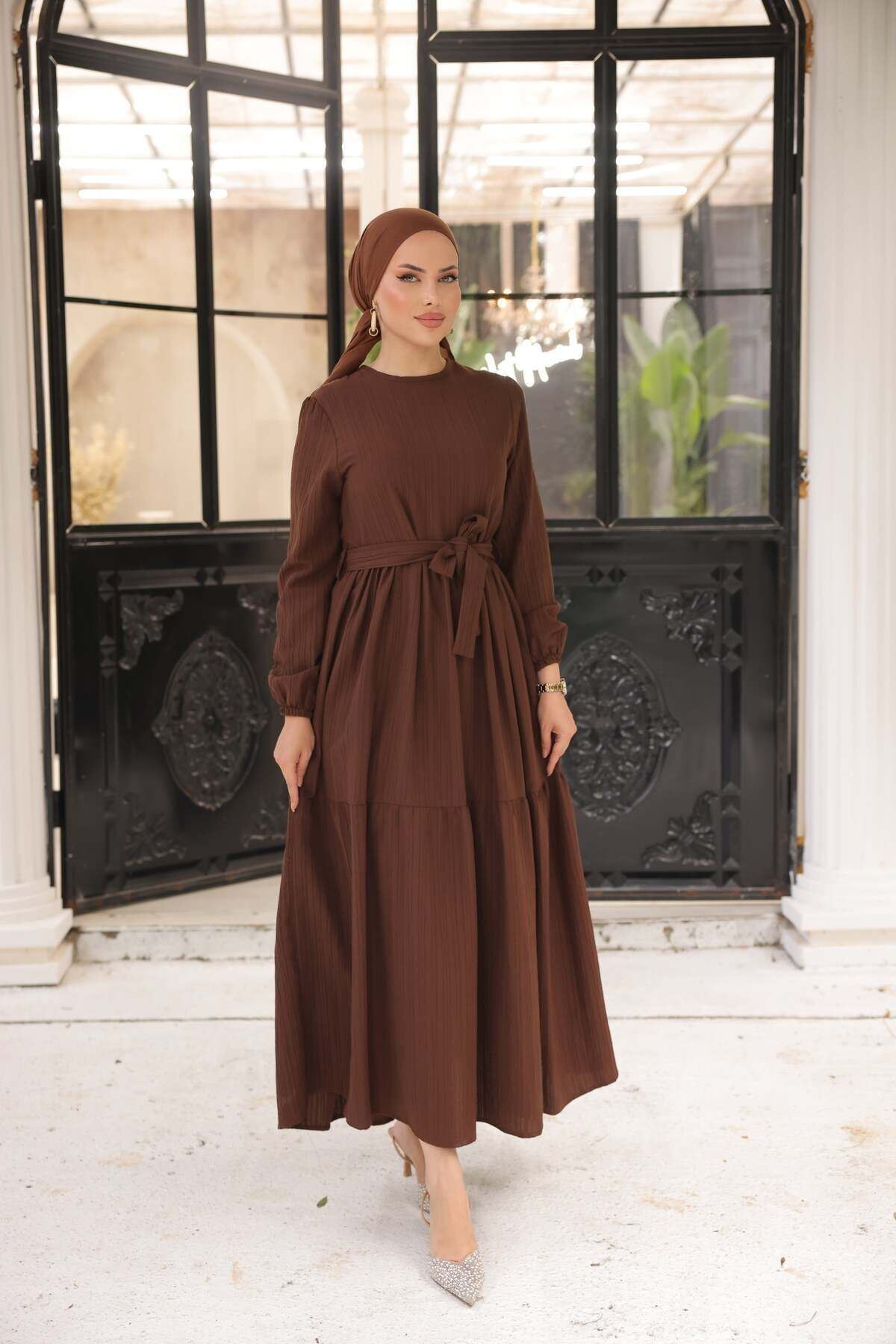 Kadın Şık Kendinden Dokulu Kuşaklı Kahve Uzun Elbise
