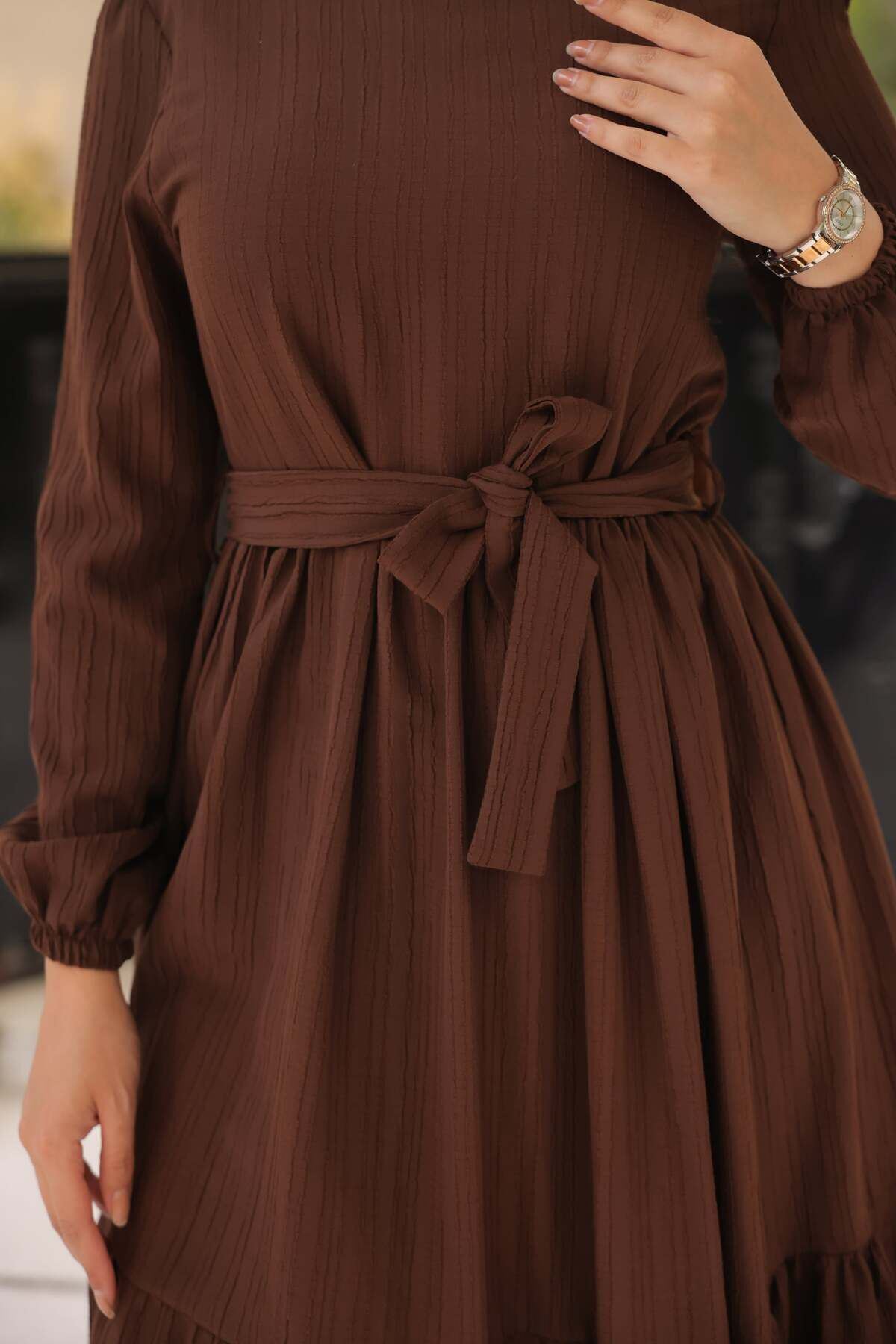 Kadın Şık Kendinden Dokulu Kuşaklı Kahve Uzun Elbise