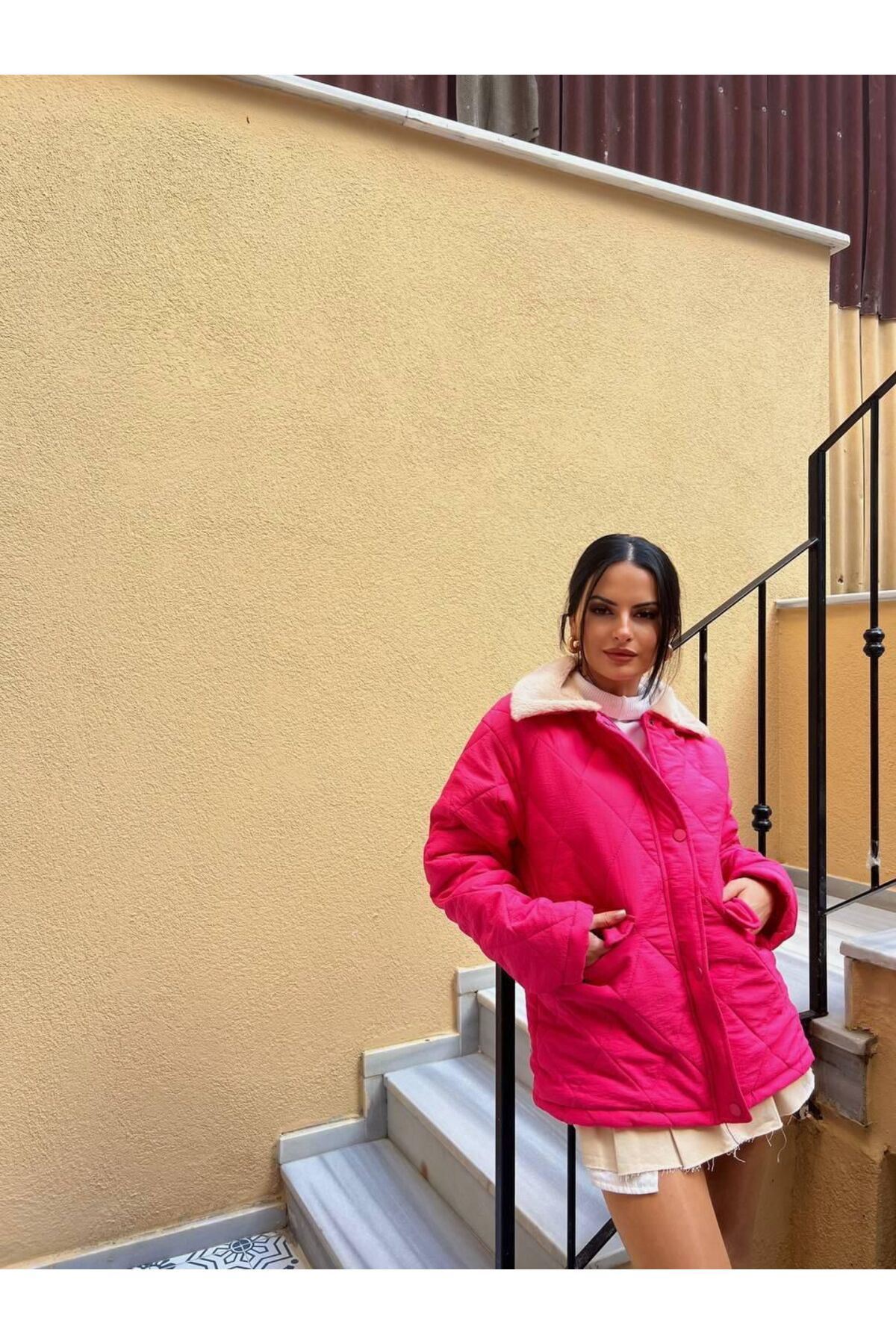 Kadın Kürk Yaka Baklava Desenli Kapitone Fuşya Mont