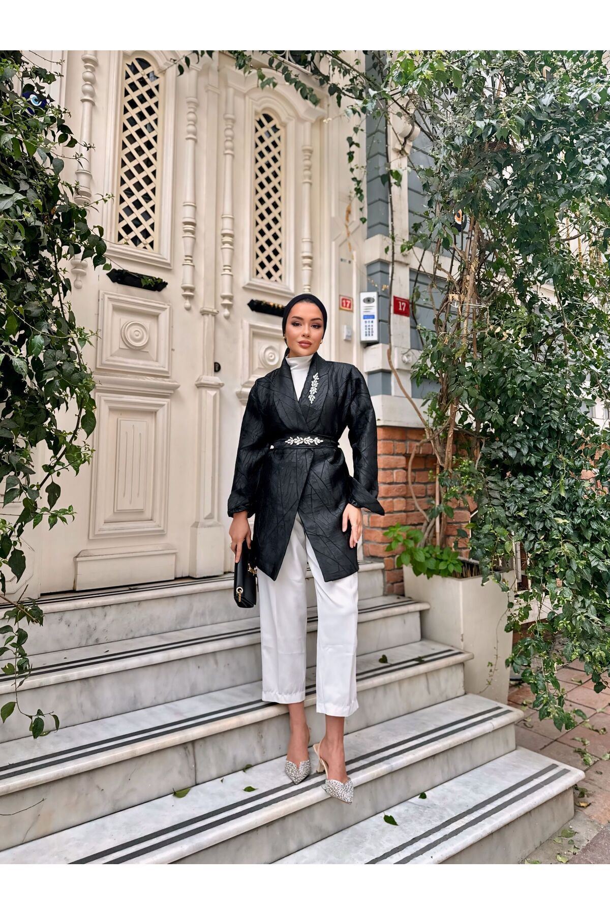 Bel Kemerli Taşlı Jakarlı Ceket