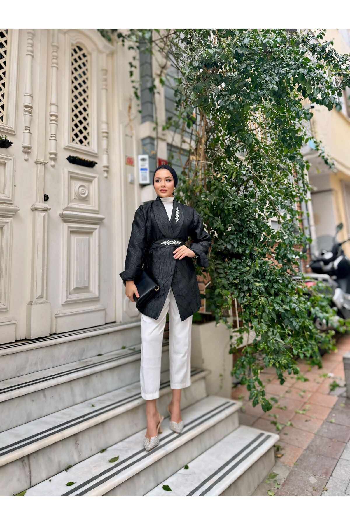 Bel Kemerli Taşlı Jakarlı Ceket