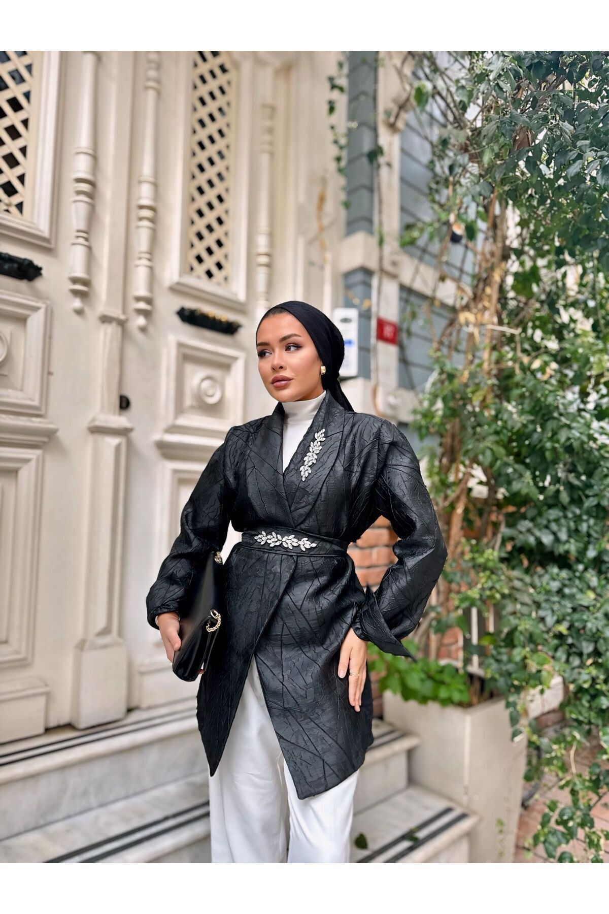 Bel Kemerli Taşlı Jakarlı Ceket
