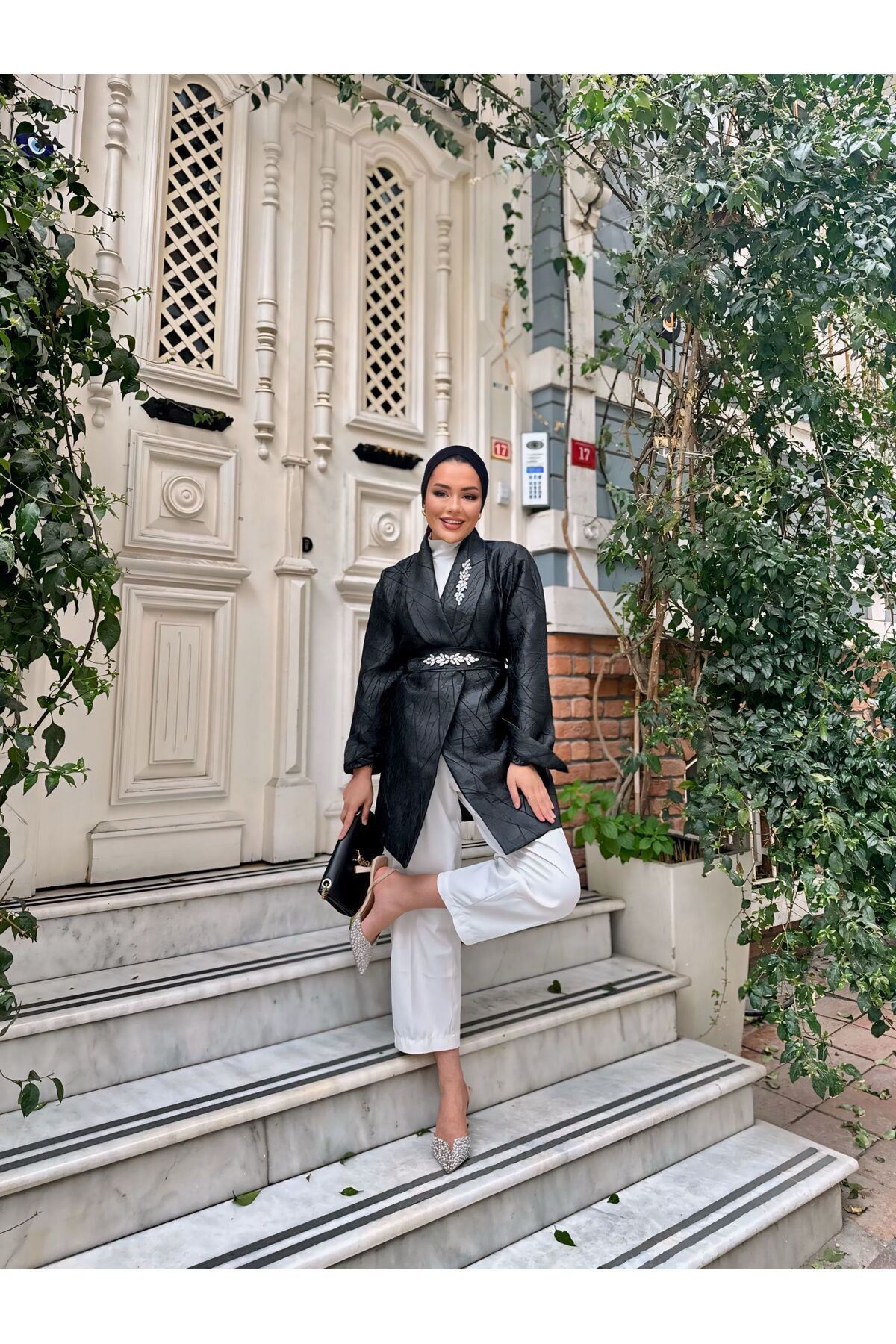 Bel Kemerli Taşlı Jakarlı Ceket