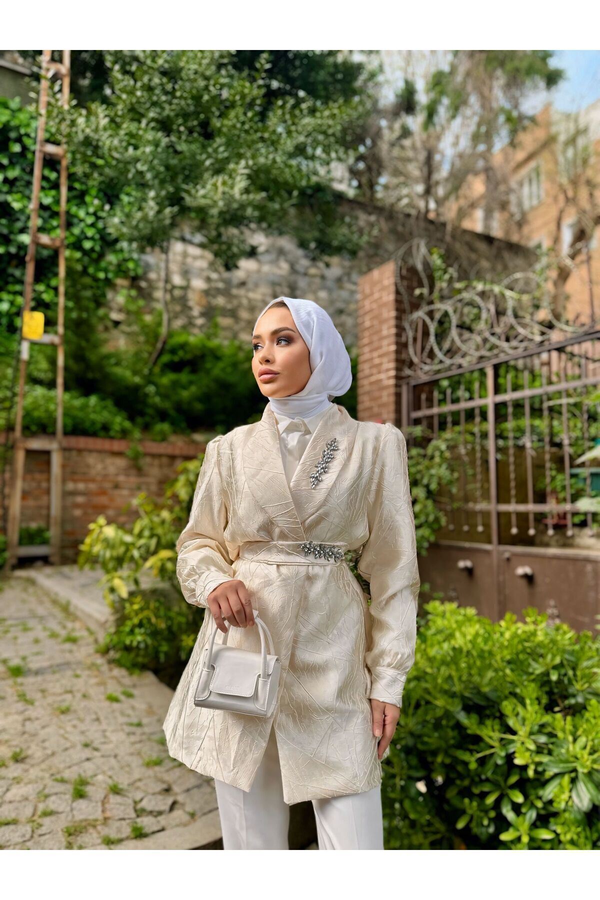 Bel Kemerli Taşlı Jakarlı Ceket