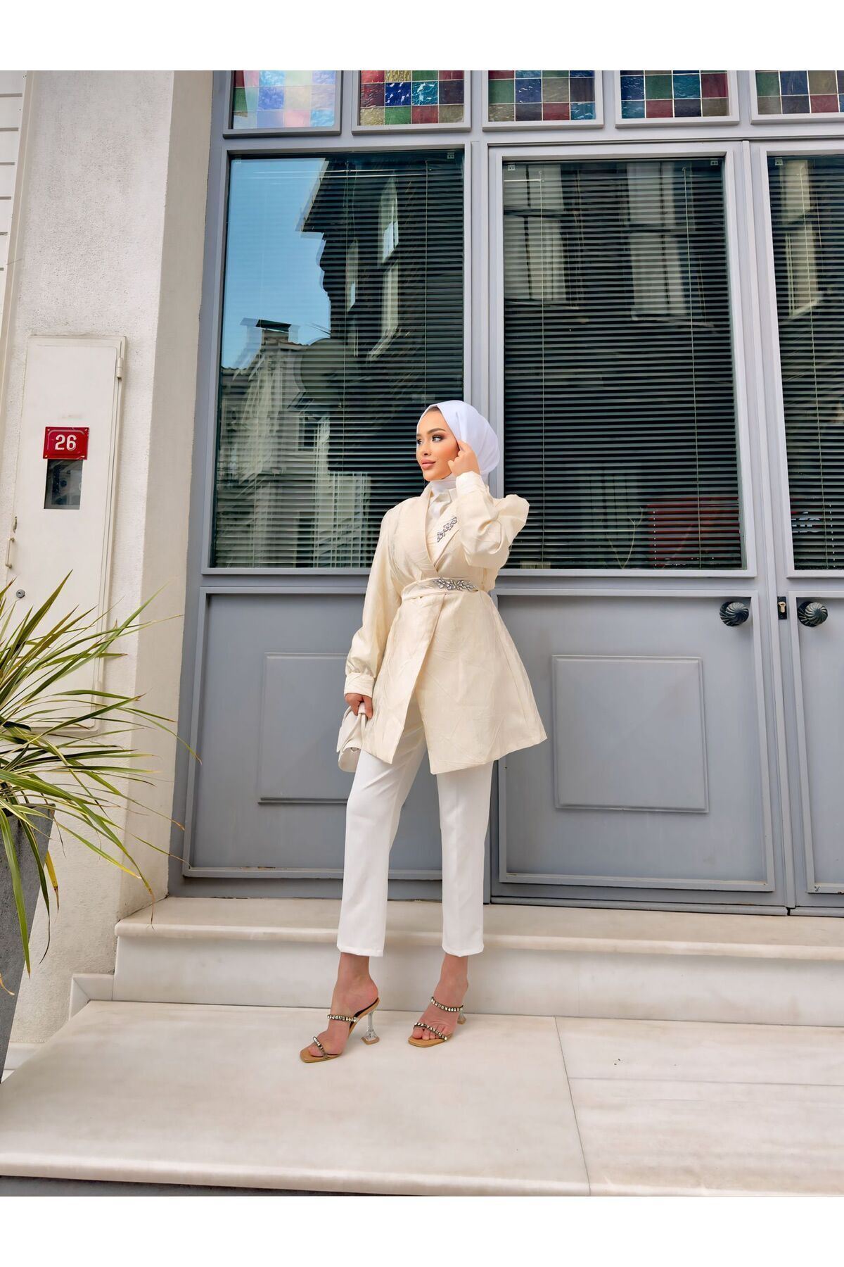 Bel Kemerli Taşlı Jakarlı Ceket