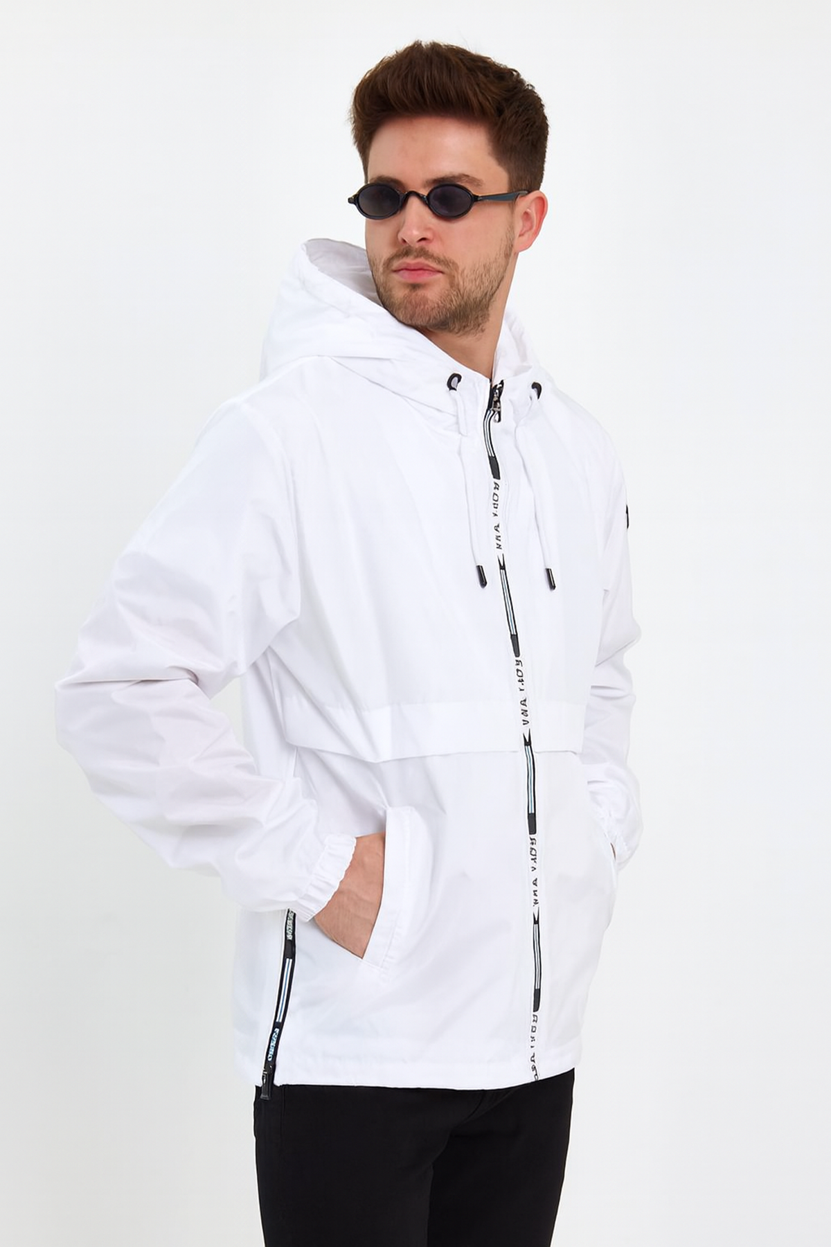 Erkek Baskılı Kapşonlu Beyaz Rüzgarlık & Yağmurluk