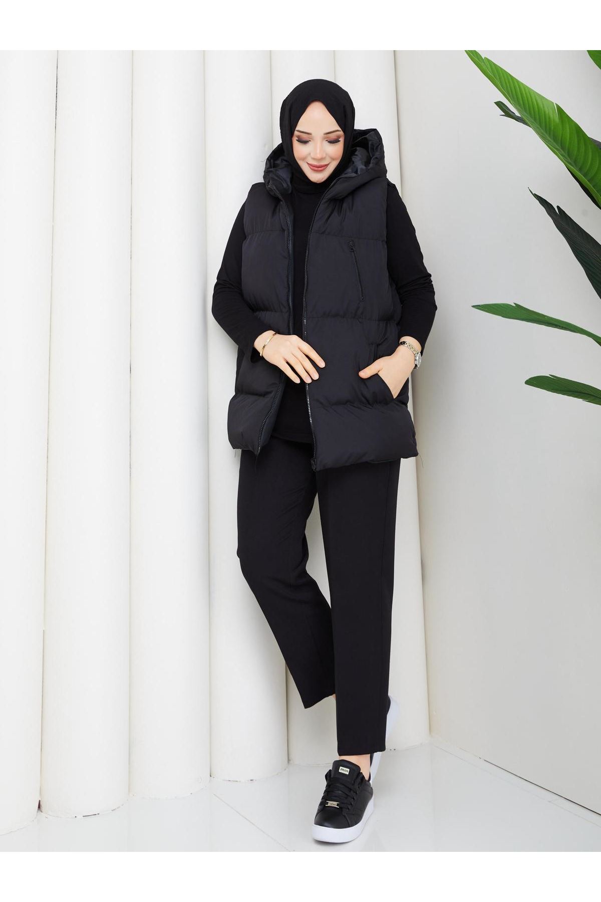 Kadın Fermuarlı Cepli Kapşonlu Siyah Şişme Yelek