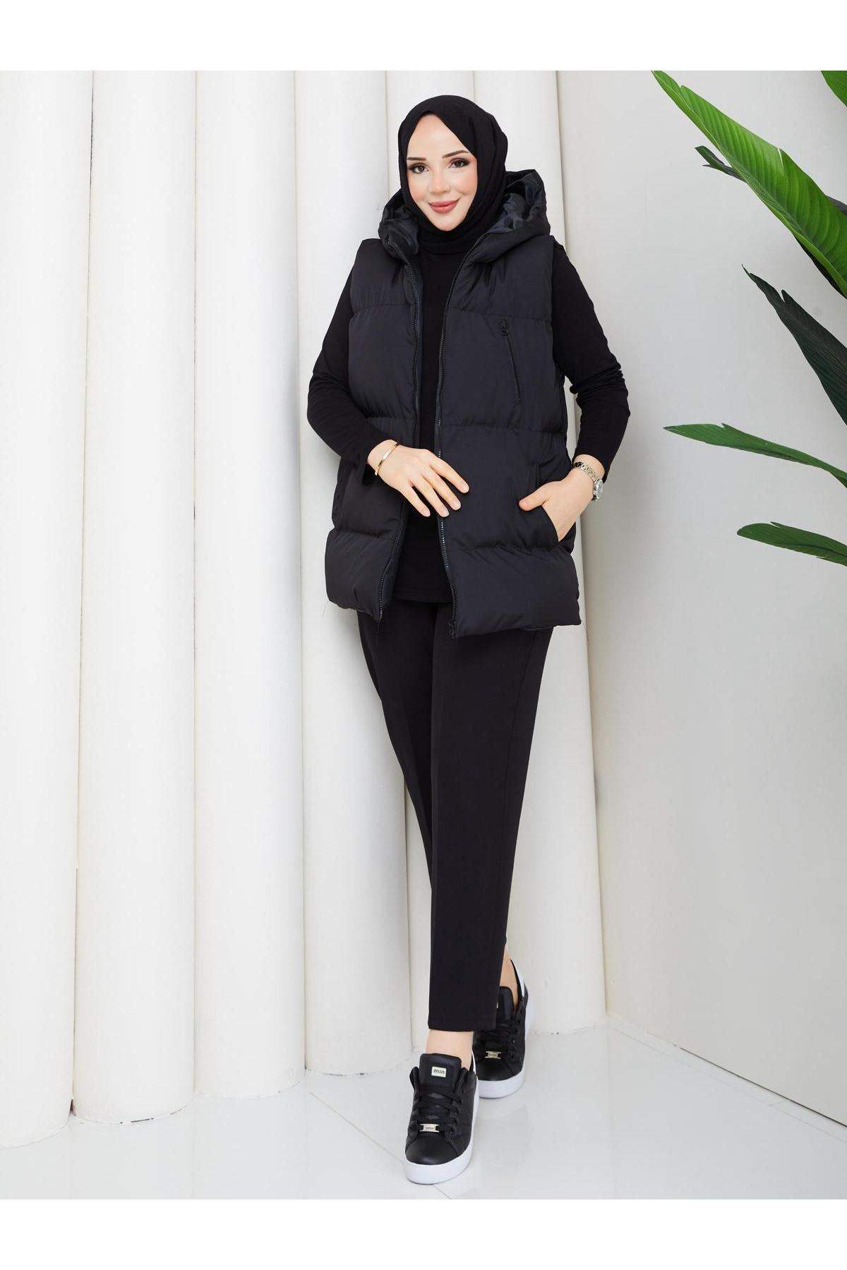 Kadın Fermuarlı Cepli Kapşonlu Siyah Şişme Yelek