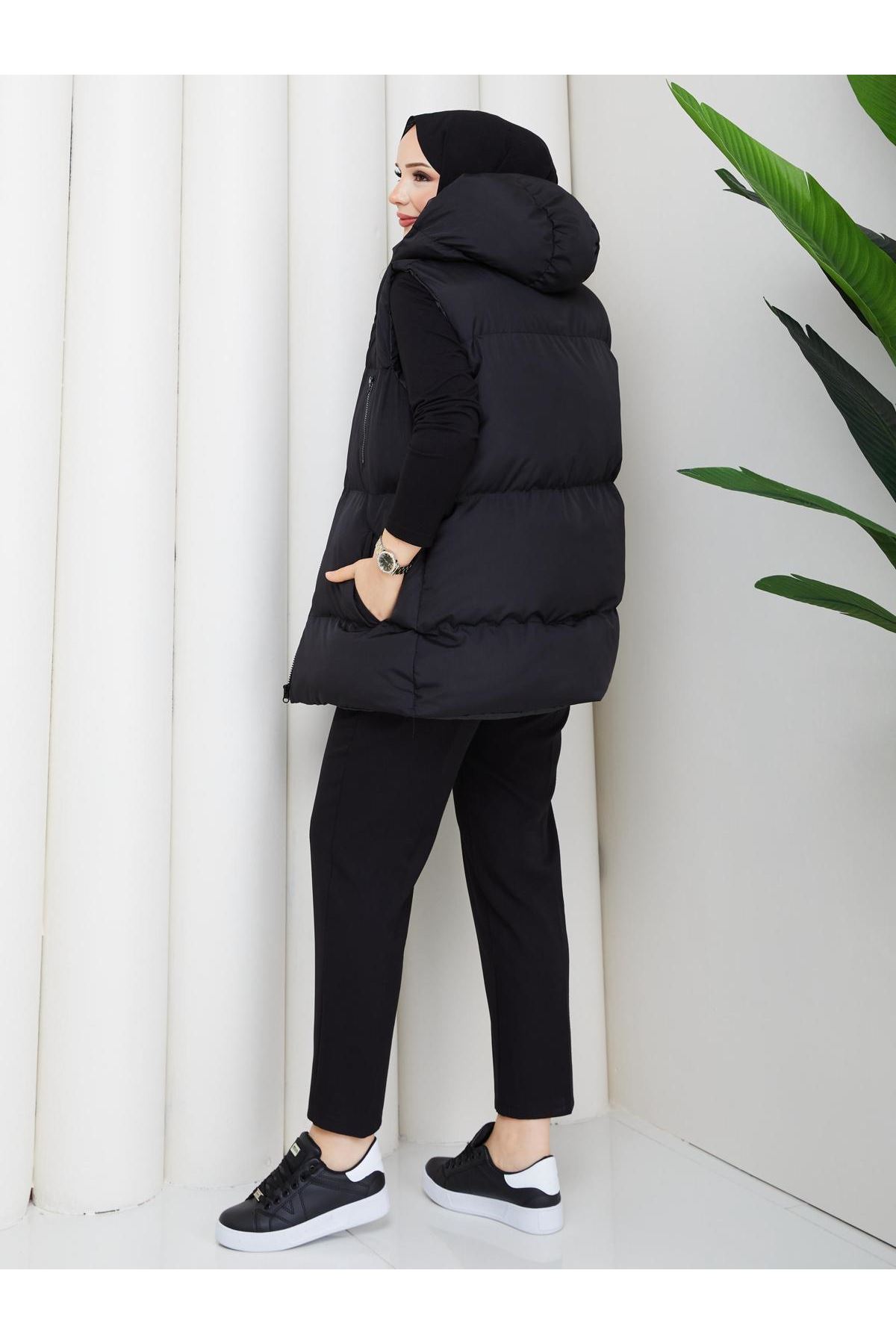 Kadın Fermuarlı Cepli Kapşonlu Siyah Şişme Yelek