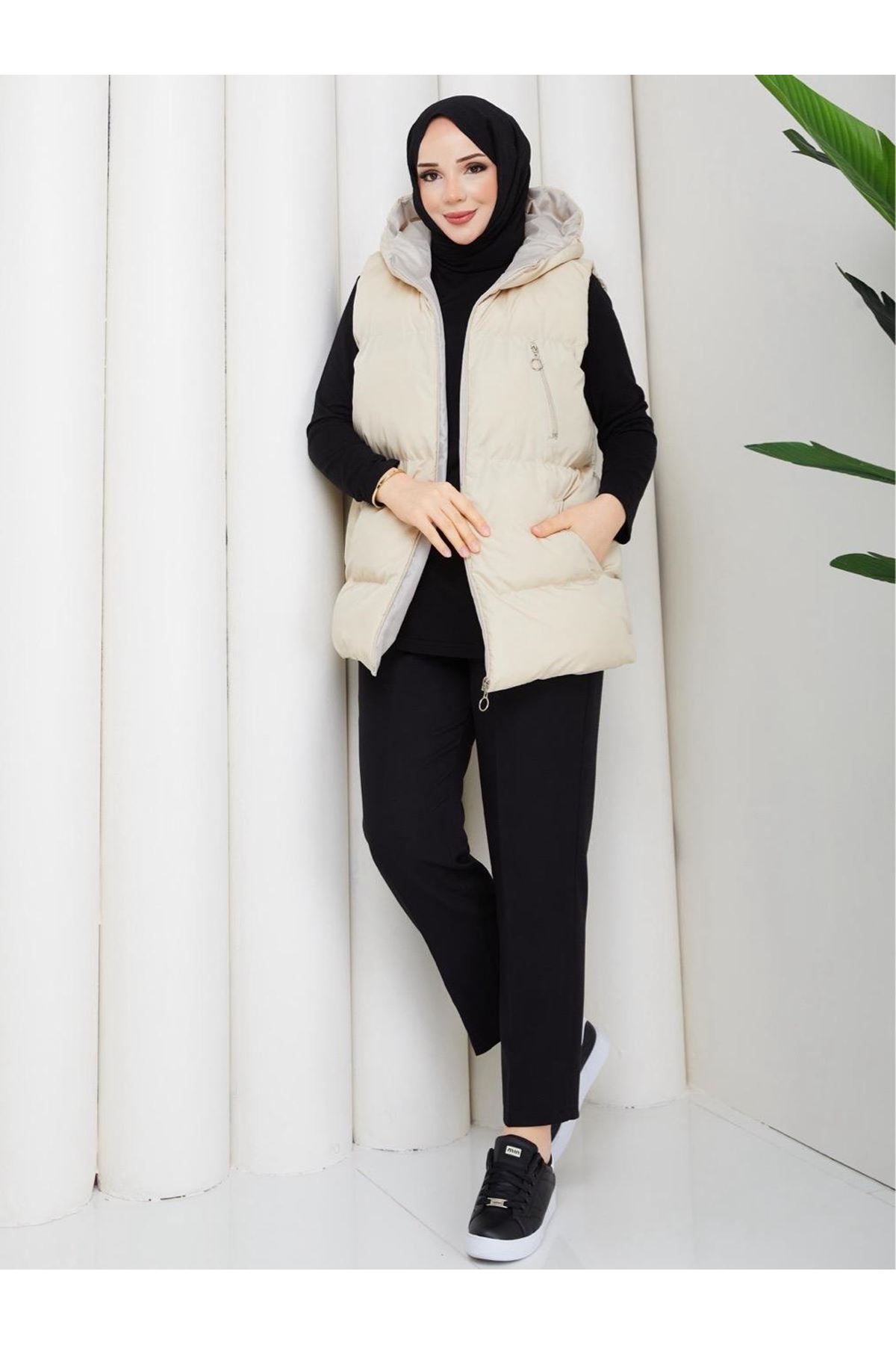 Kadın Fermuarlı Cepli Kapşonlu Krem Şişme Yelek