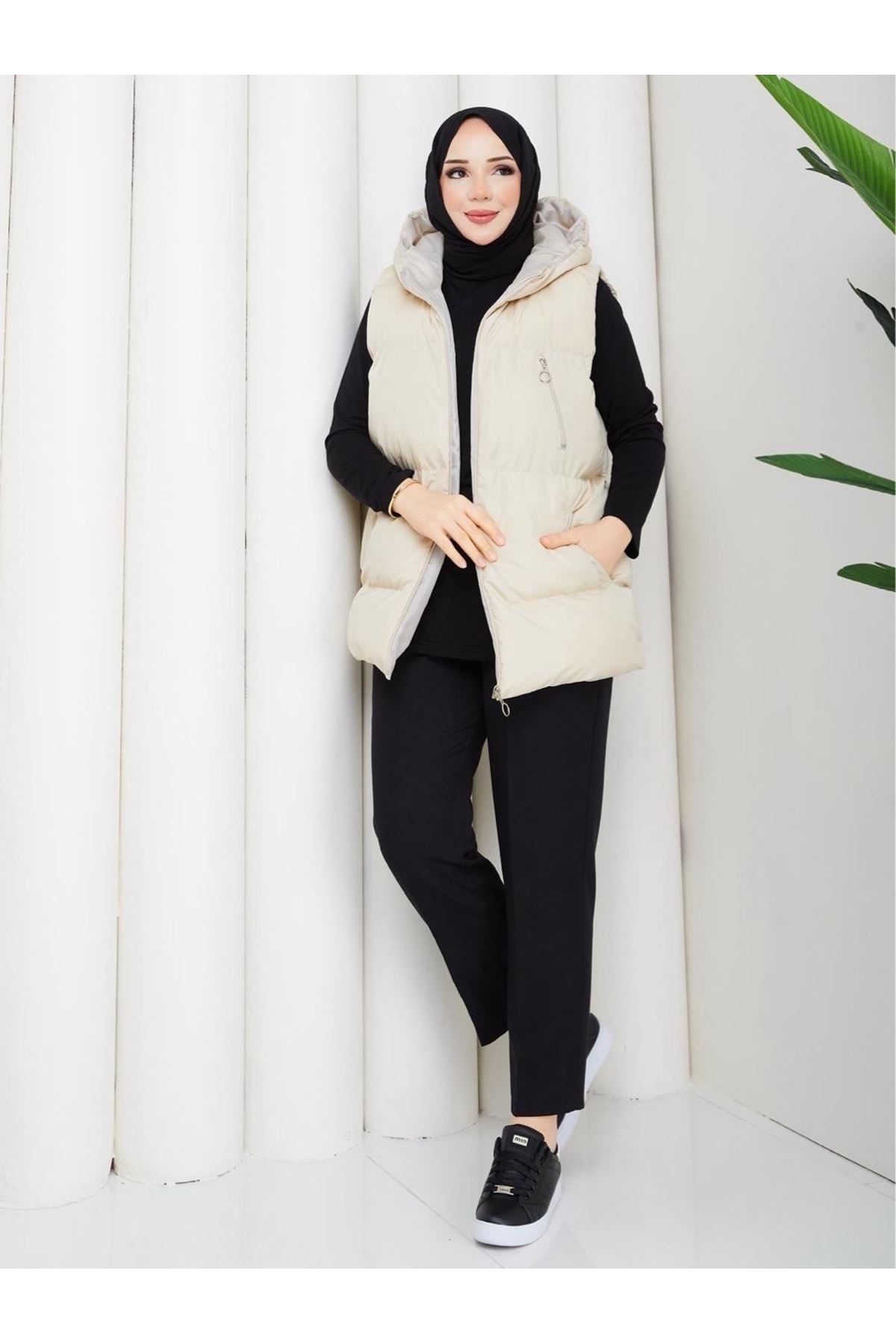 Kadın Fermuarlı Cepli Kapşonlu Krem Şişme Yelek