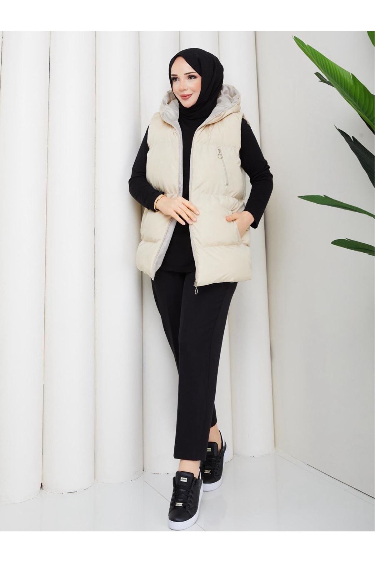 Kadın Fermuarlı Cepli Kapşonlu Krem Şişme Yelek