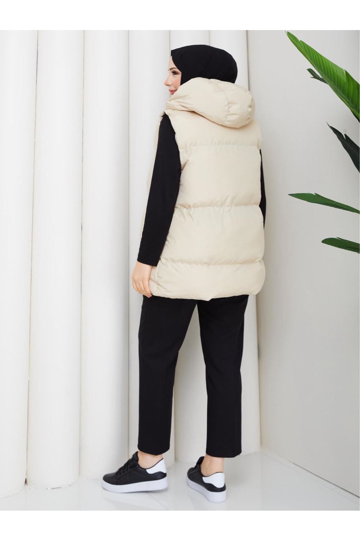 Kadın Fermuarlı Cepli Kapşonlu Krem Şişme Yelek