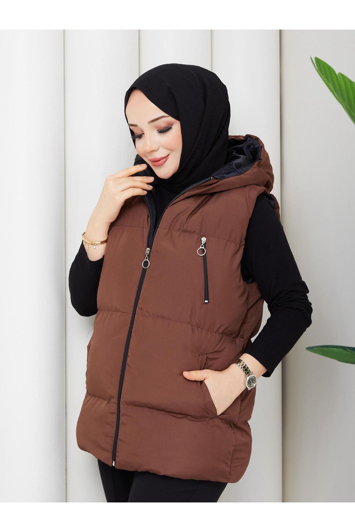 Kadın Fermuarlı Cepli Kapşonlu Kahve Şişme Yelek