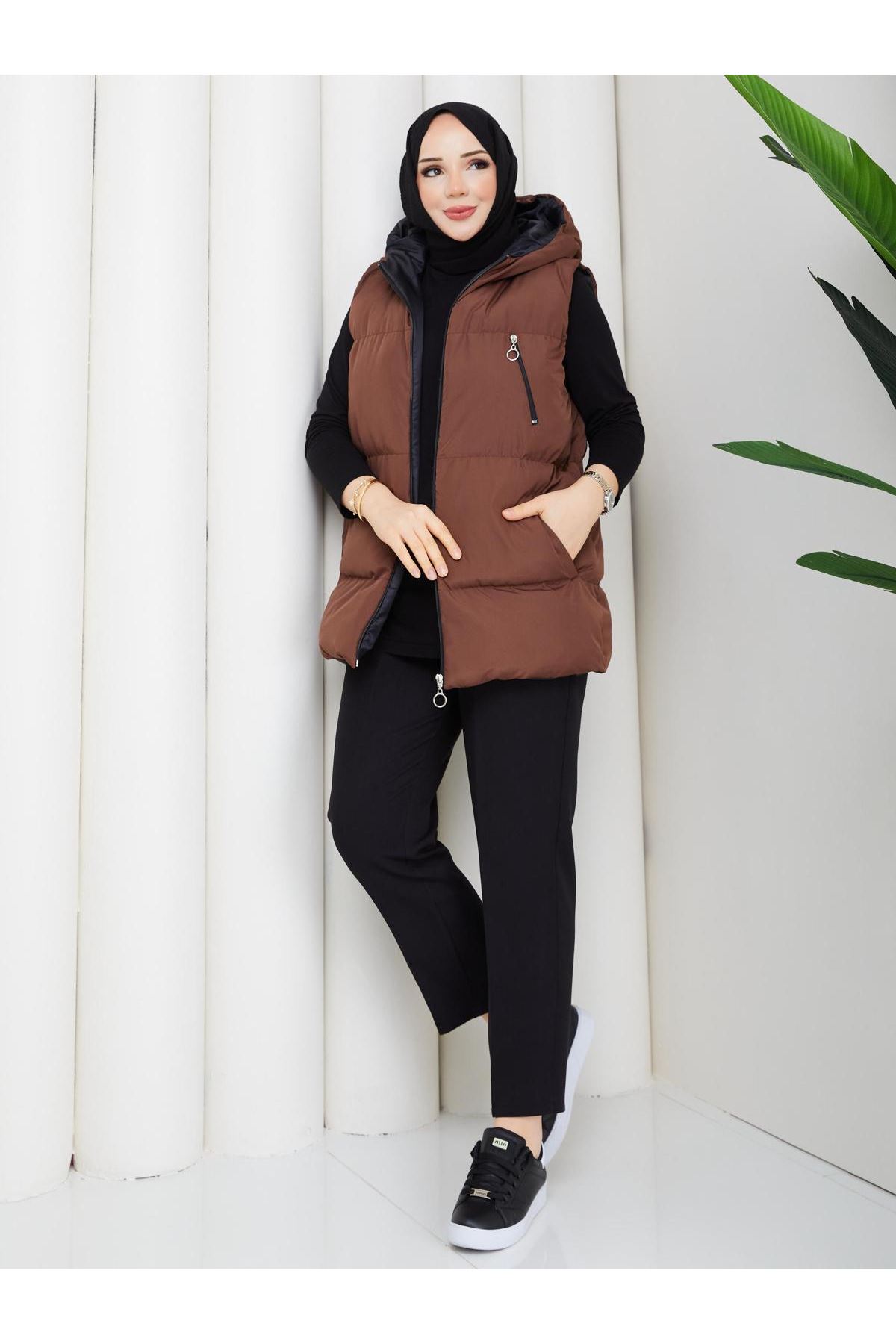 Kadın Fermuarlı Cepli Kapşonlu Kahve Şişme Yelek