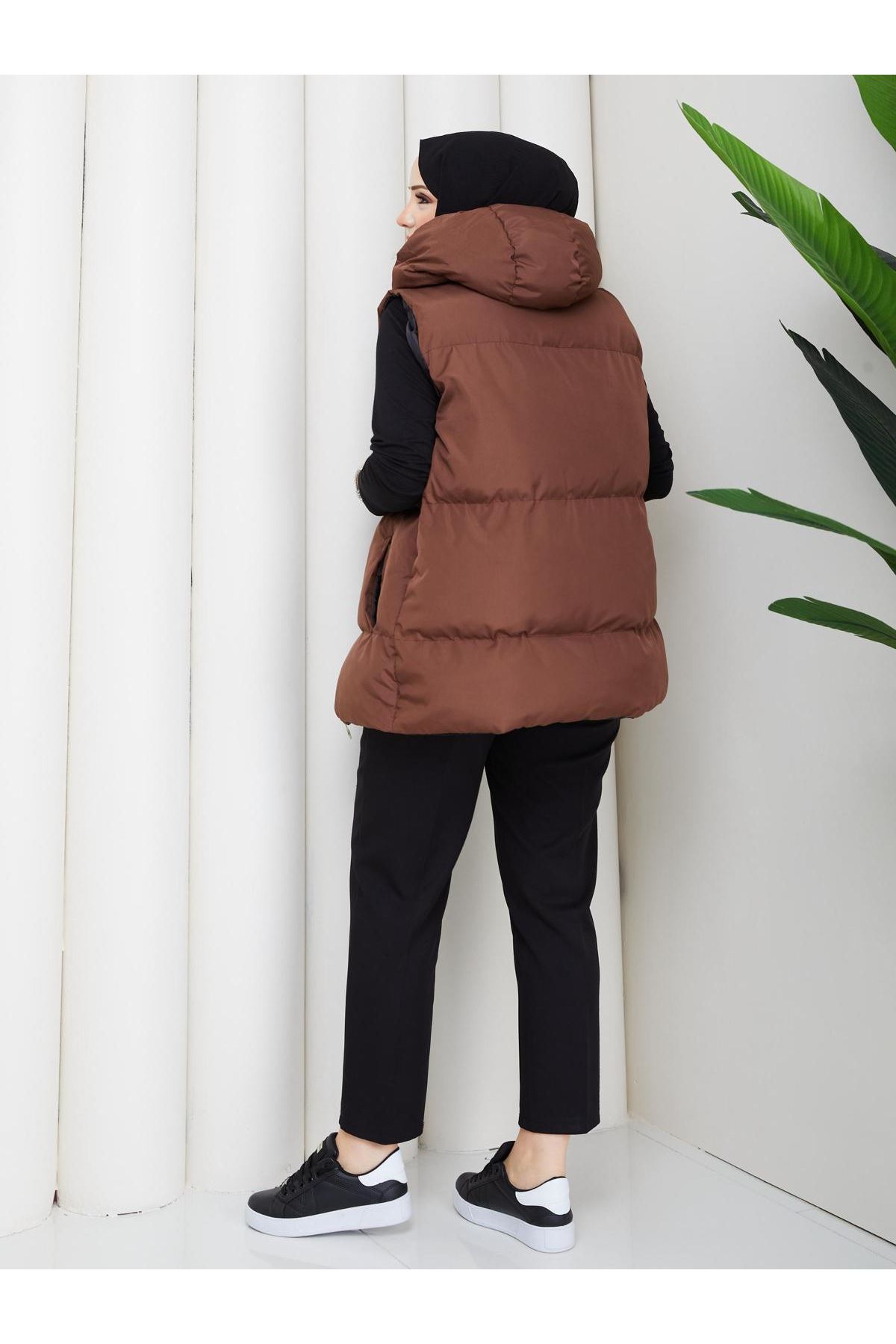 Kadın Fermuarlı Cepli Kapşonlu Kahve Şişme Yelek