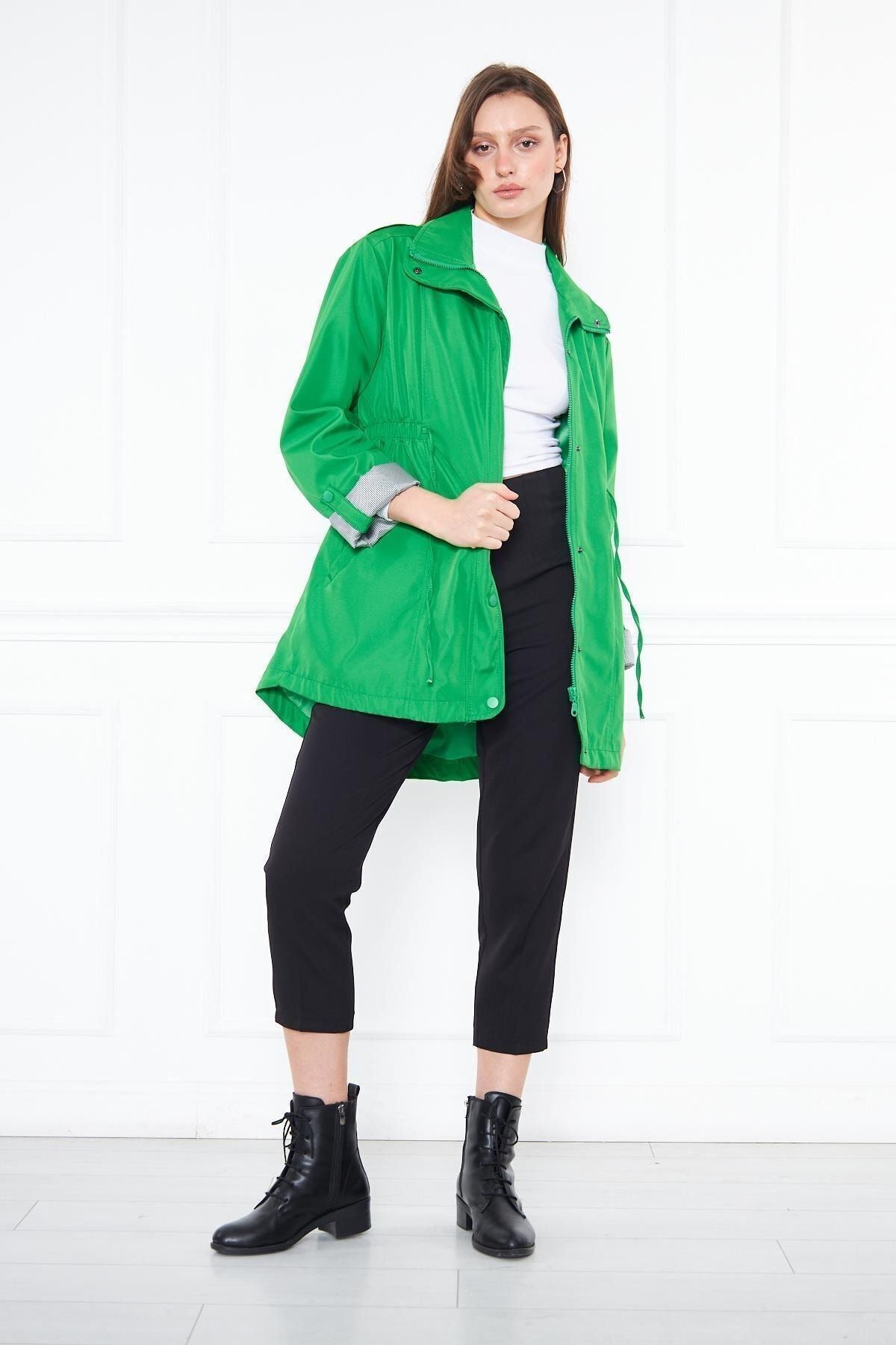 Kadın Beli Büzgülü Kısa Düz Desenli Trençkot