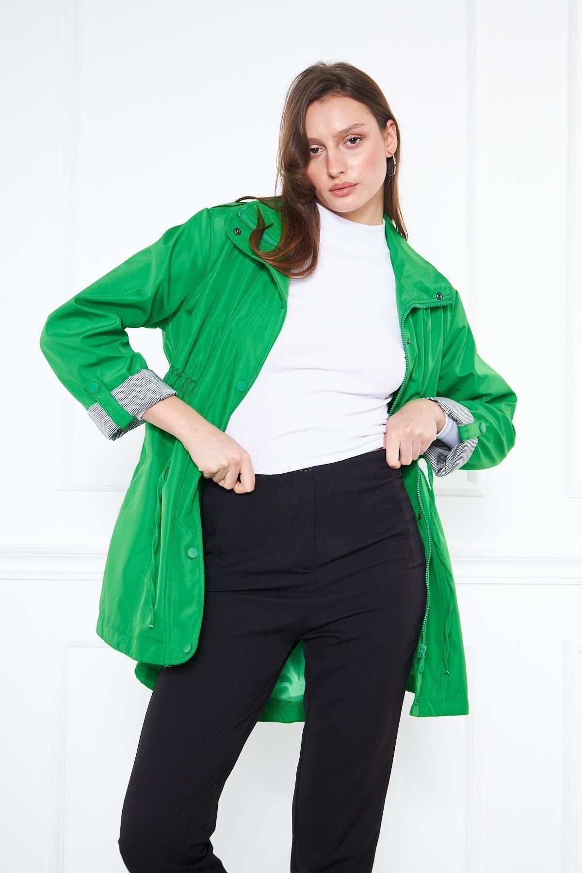 Kadın Beli Büzgülü Kısa Düz Desenli Trençkot