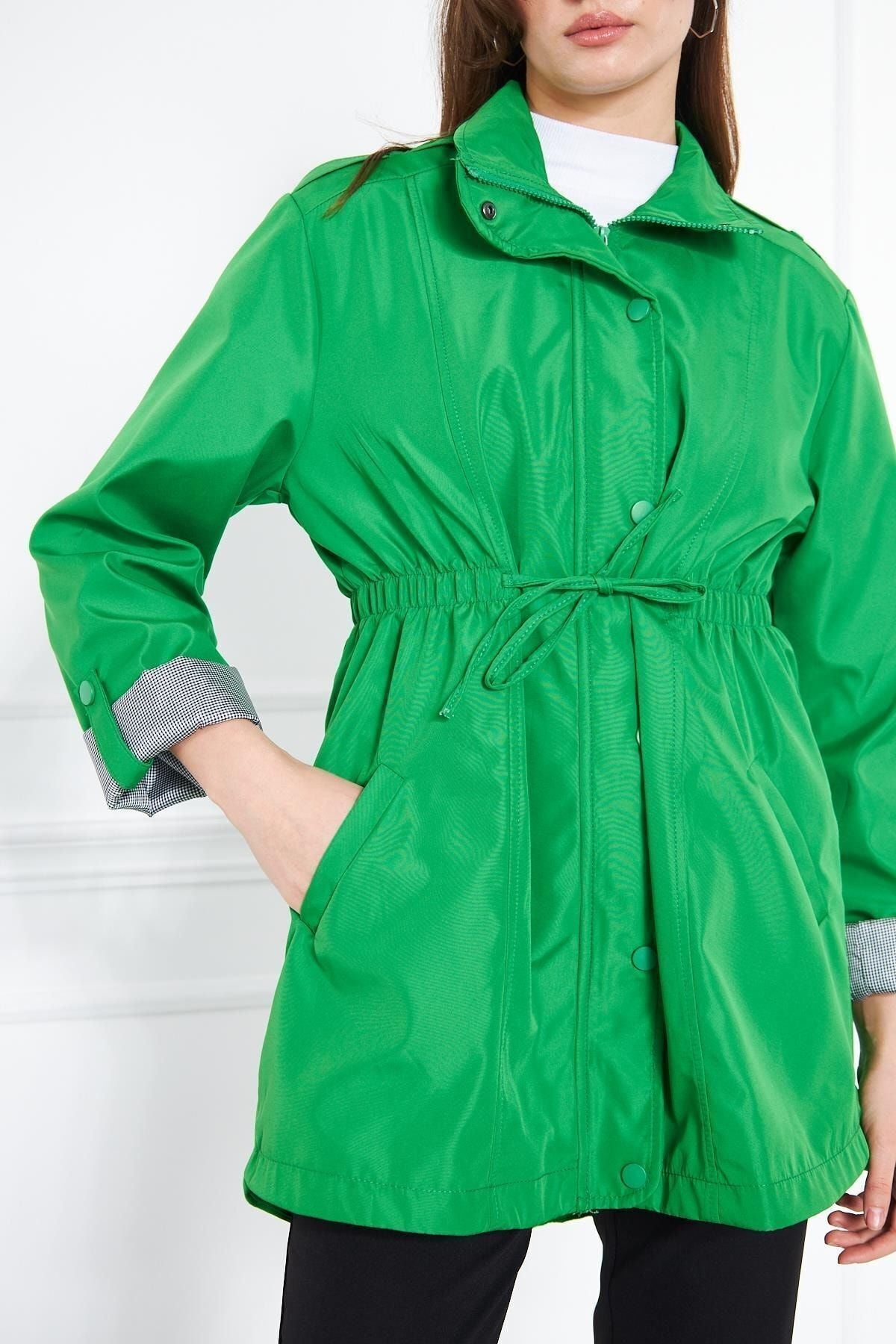 Kadın Beli Büzgülü Kısa Düz Desenli Trençkot