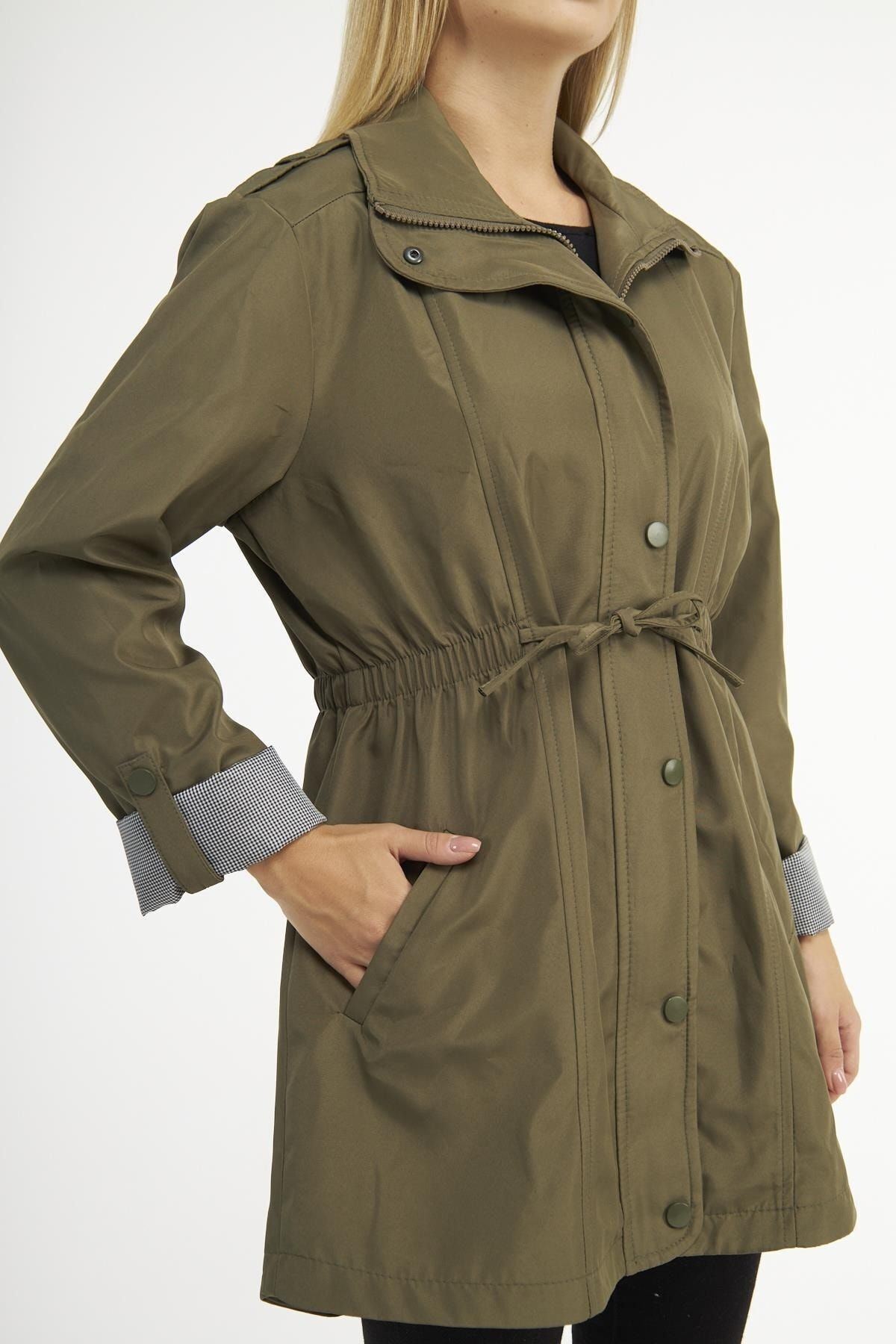 Kadın Beli Büzgülü Kısa Düz Desenli Trençkot