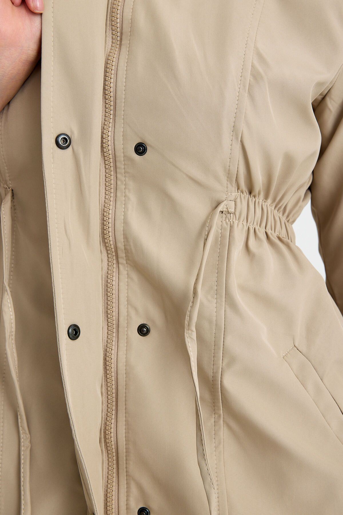 Kadın Beli Büzgülü Kısa Düz Desenli Trençkot