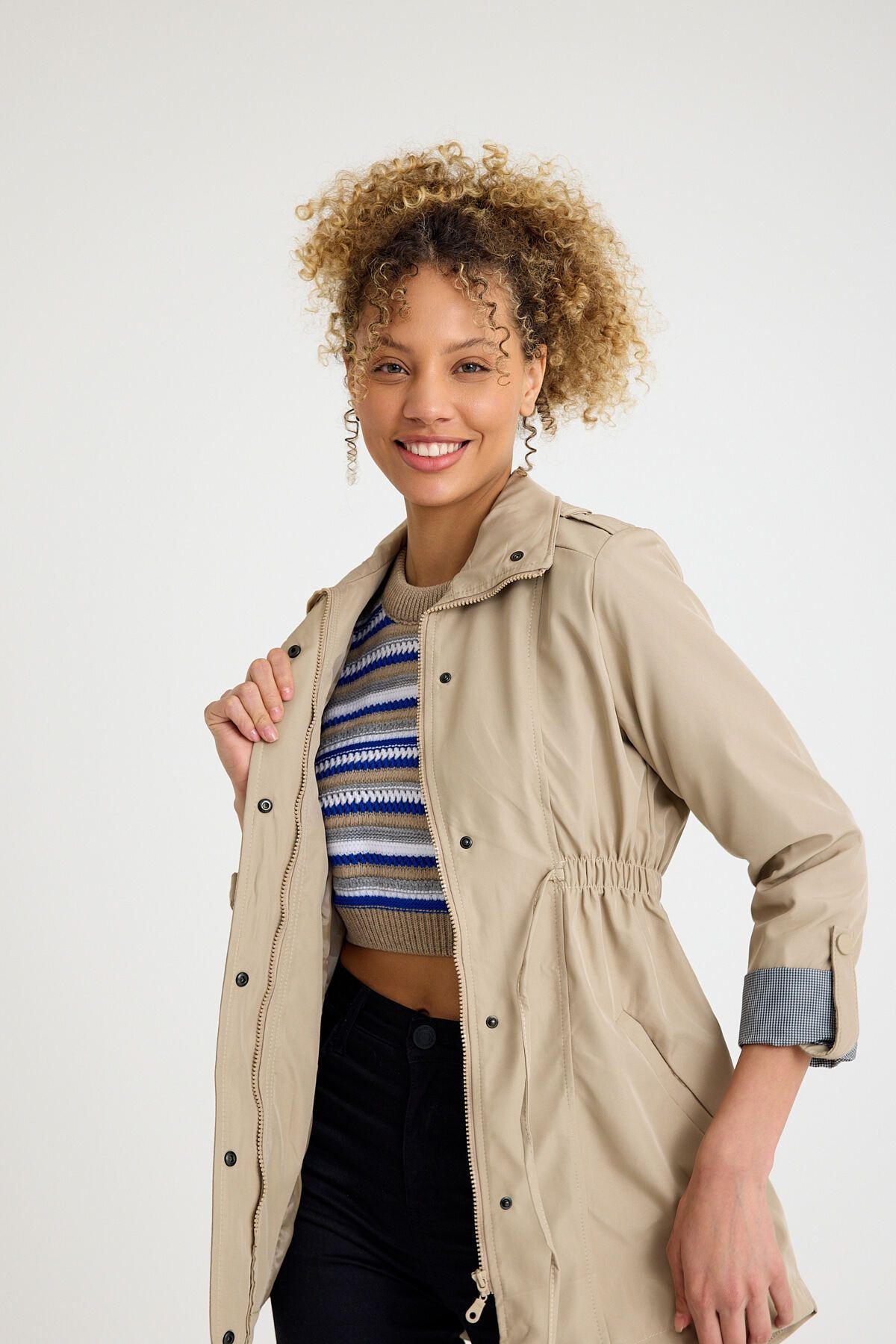 Kadın Beli Büzgülü Kısa Düz Desenli Trençkot