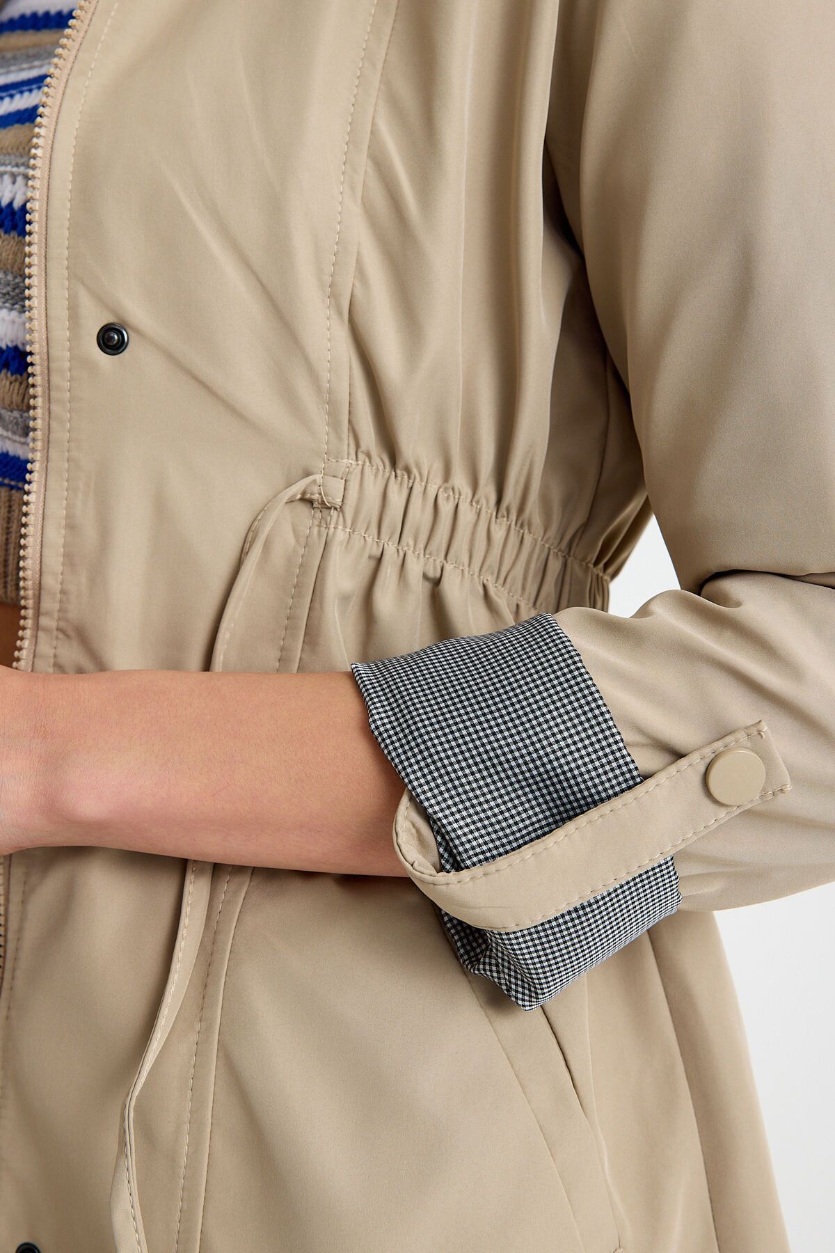 Kadın Beli Büzgülü Kısa Düz Desenli Trençkot