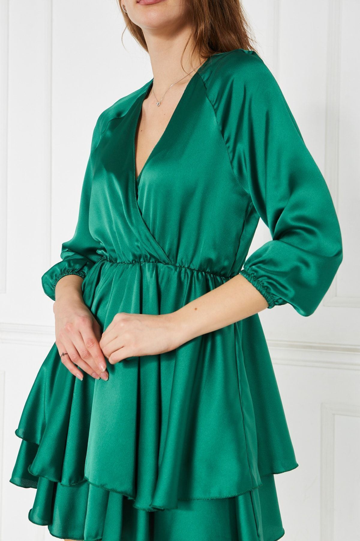 Kadın Kruvaze Yaka Volanlı Beli Ve Kolu Lastikli Saten Kısa Elbise