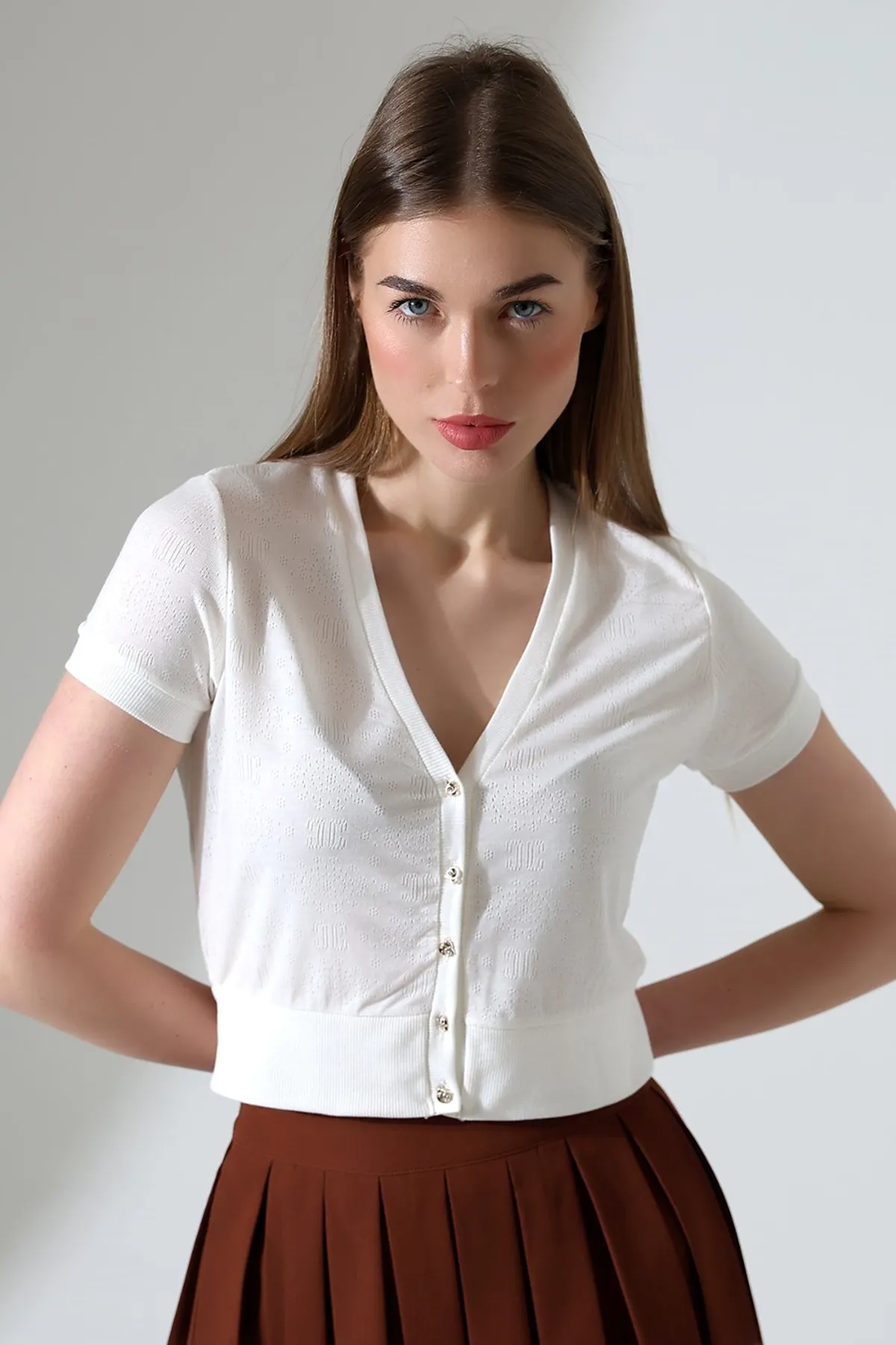 Kadın V Yaka Düğmeli Kısa Kol Ekru Crop Bluz