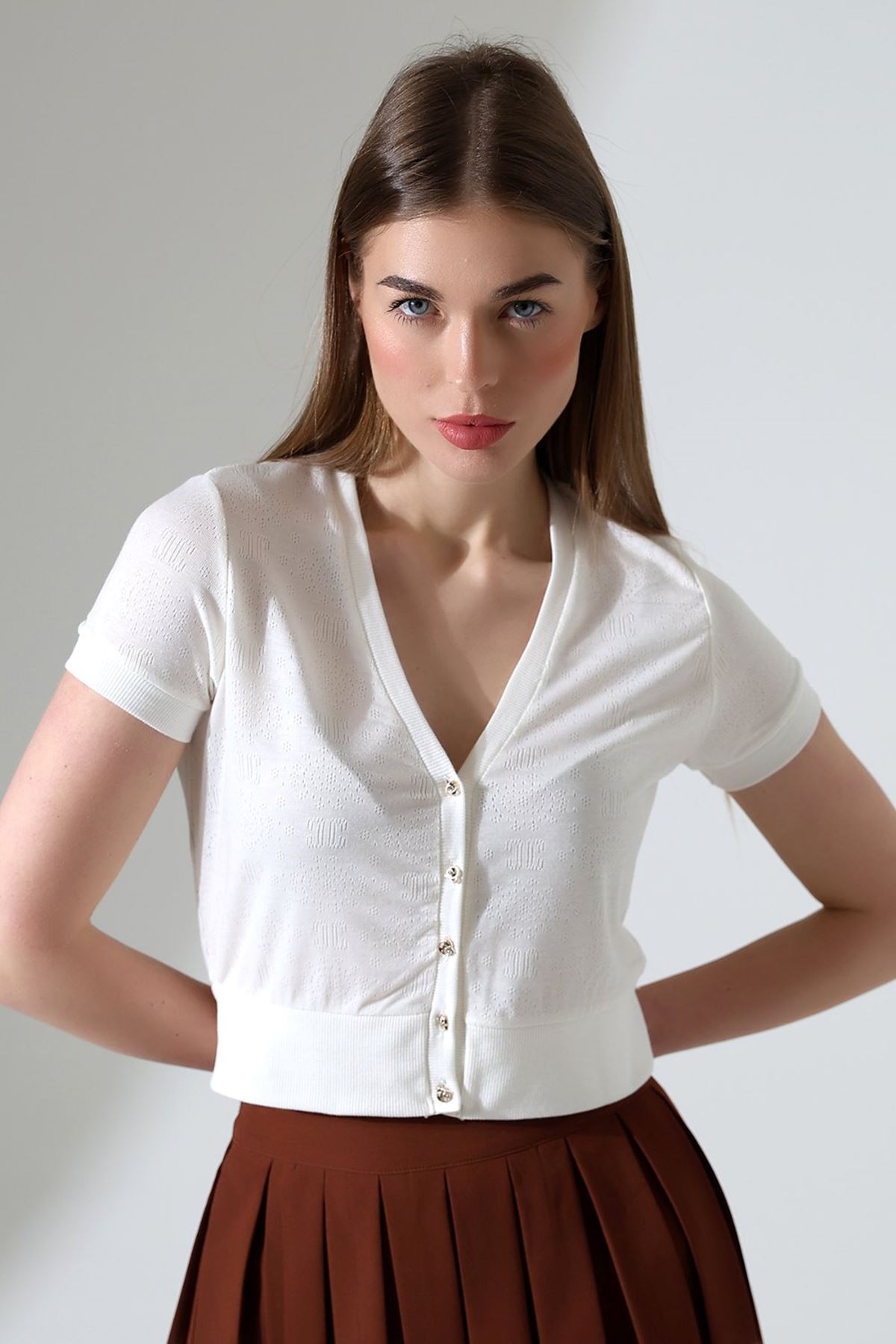 Kadın V Yaka Düğmeli Kısa Kol Ekru Crop Bluz